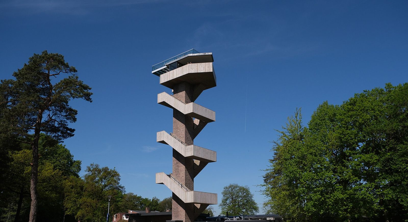 De Wilhelminatoren: een bakstenen schacht met houten trappen in een zigzag en bovenop een glazen uitbouw
